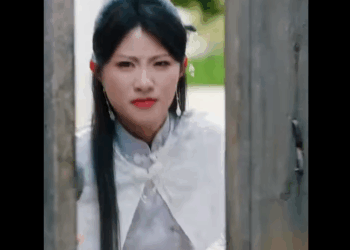 N2809009_หญ งสาวท กว นต องทาสารประหลาดบางอย างลงบนร างกาย_part2