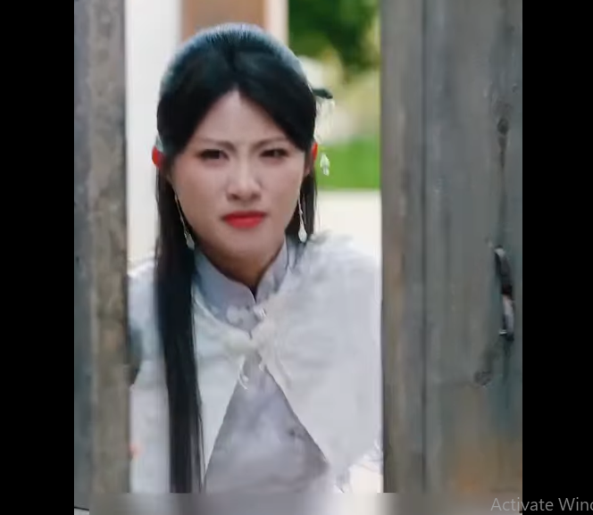 N2809009_หญ งสาวท กว นต องทาสารประหลาดบางอย างลงบนร างกาย_part2